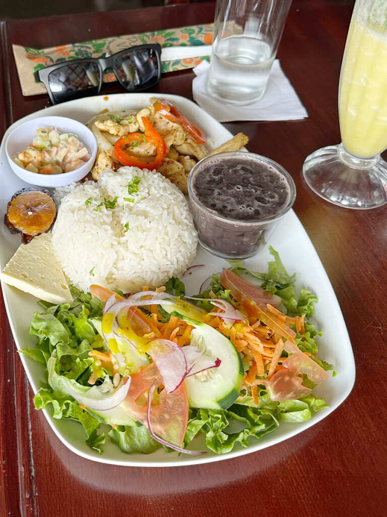 コスタリカの定食！カサード
