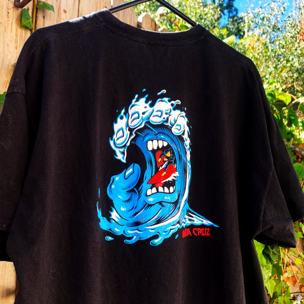サンタクルーズ・スケートボードのTシャツ。スクリーミング・ハンドの中にサーファーが!