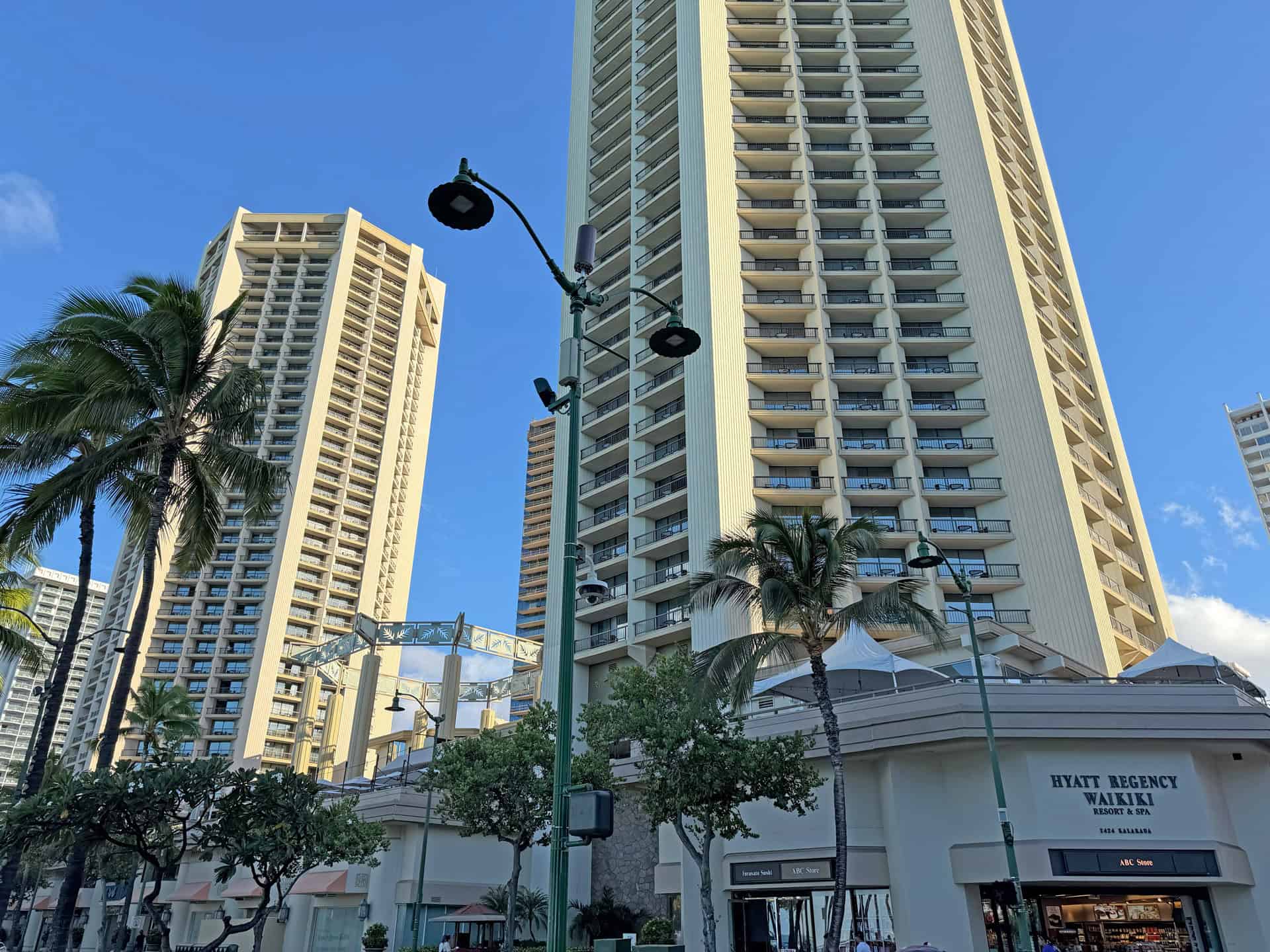 ハイアット リージェンシー ワイキキ(Hyatt Regency Waikiki Beach Resort and Spa)|カヌーズ前の大型ホテル