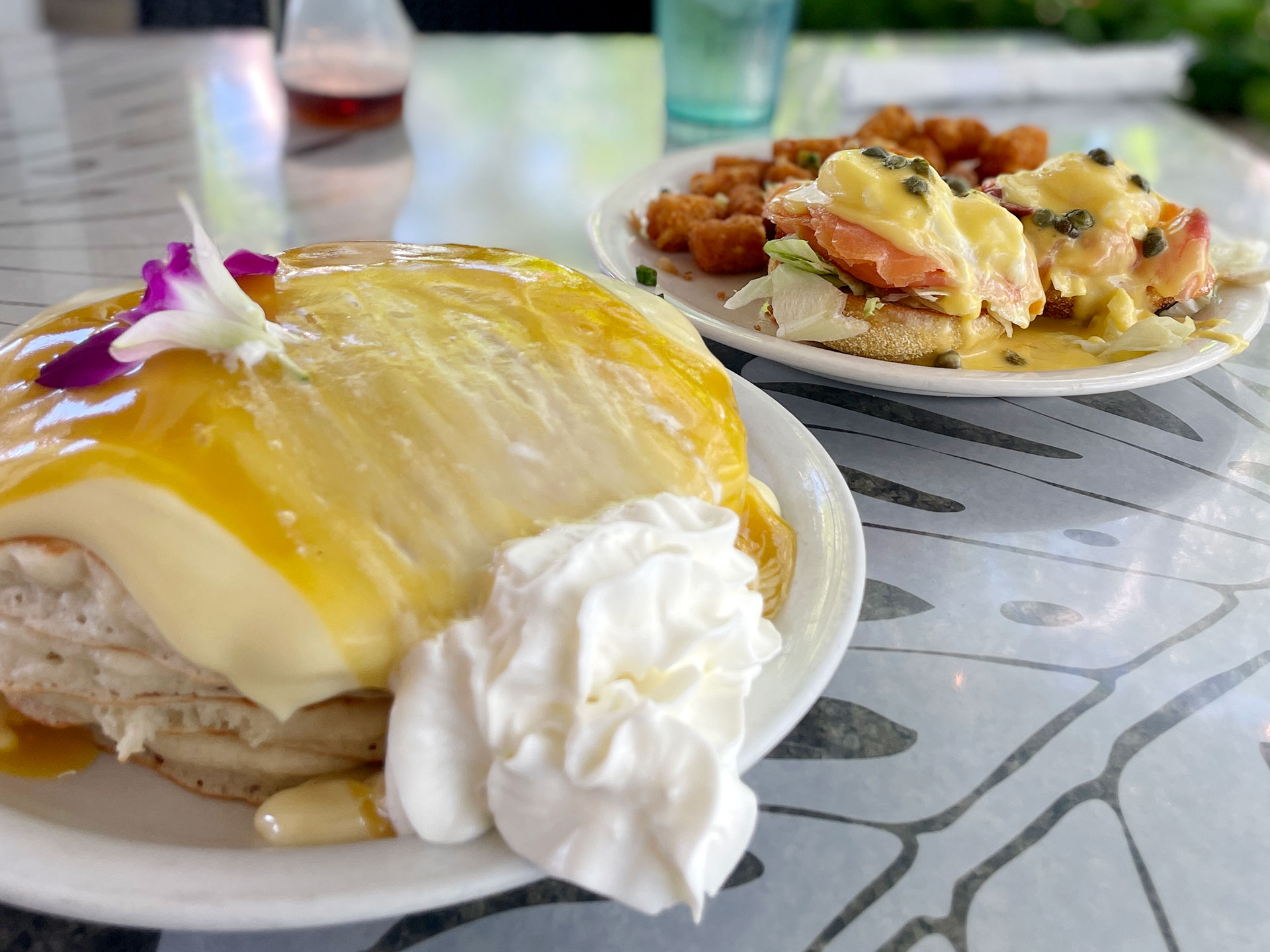 シナモンズのパンケーキ & エッグベネディクト