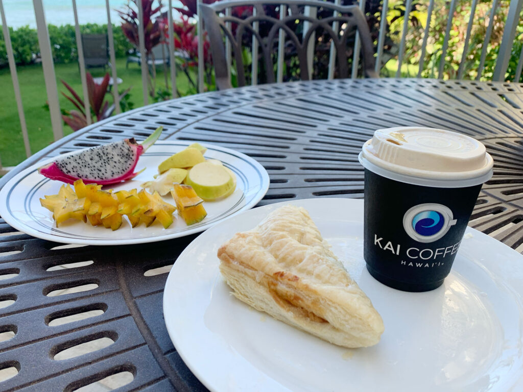 Kai Coffeeのスモールラテ(右)と、Zippy’sのベーカリー(中央)、ファーマーズマーケットのフルーツ(左)の朝ごはん