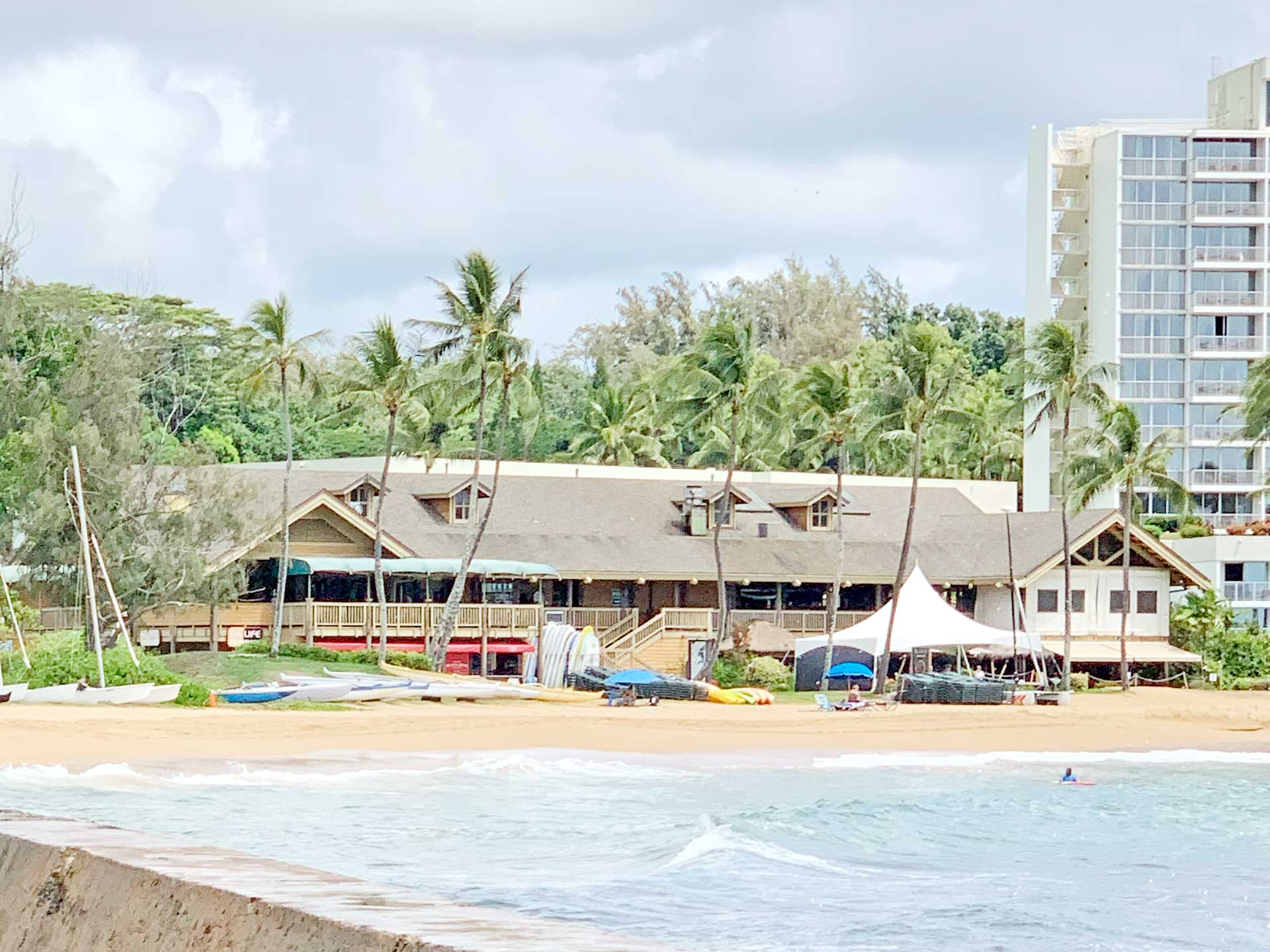 カラパキ・ビーチ目の前、カウアイ ビーチ ボーイズ（Kauai Beach Boys）