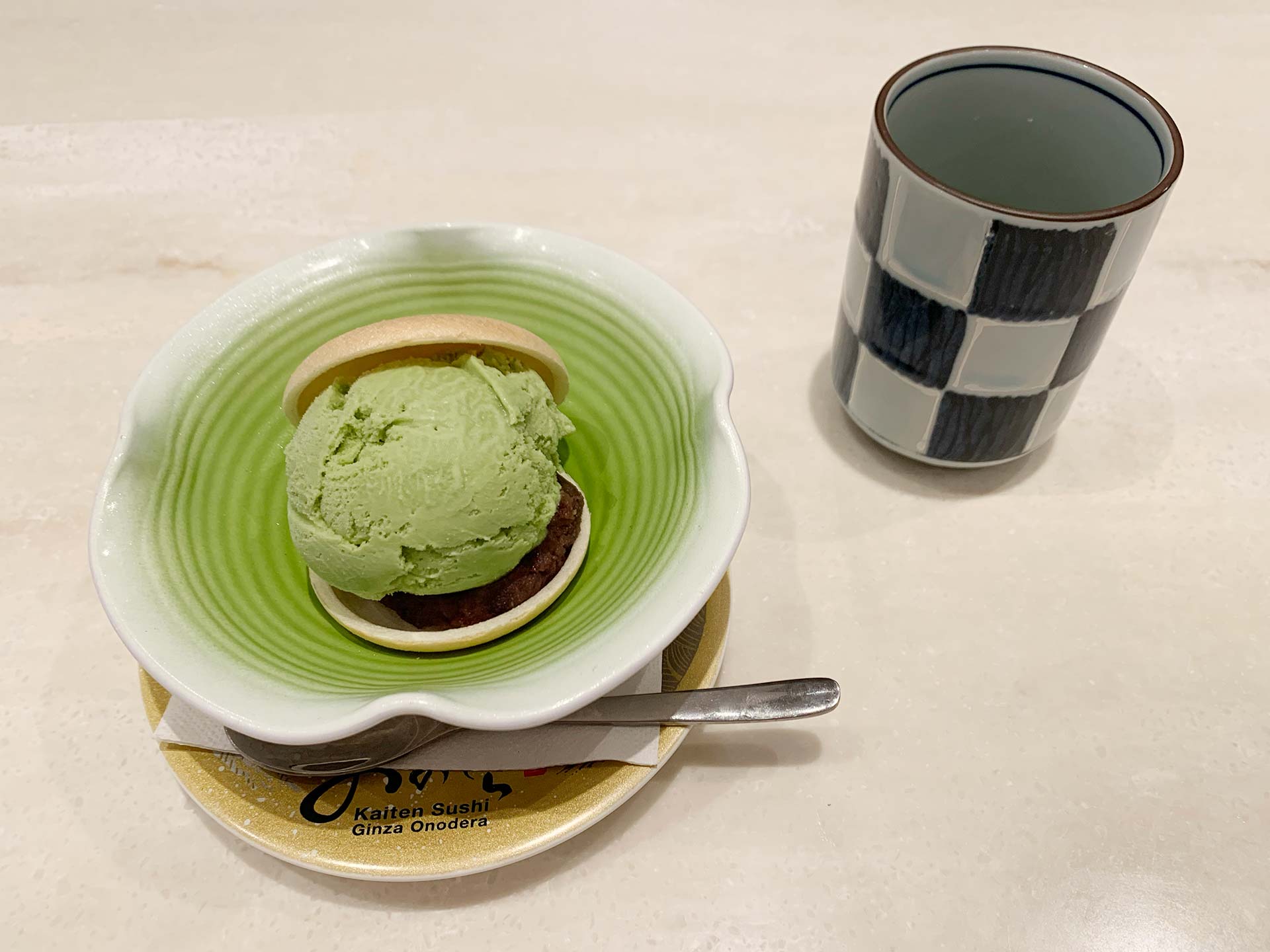 最中で挟んだ抹茶のアイスクリーム&お茶