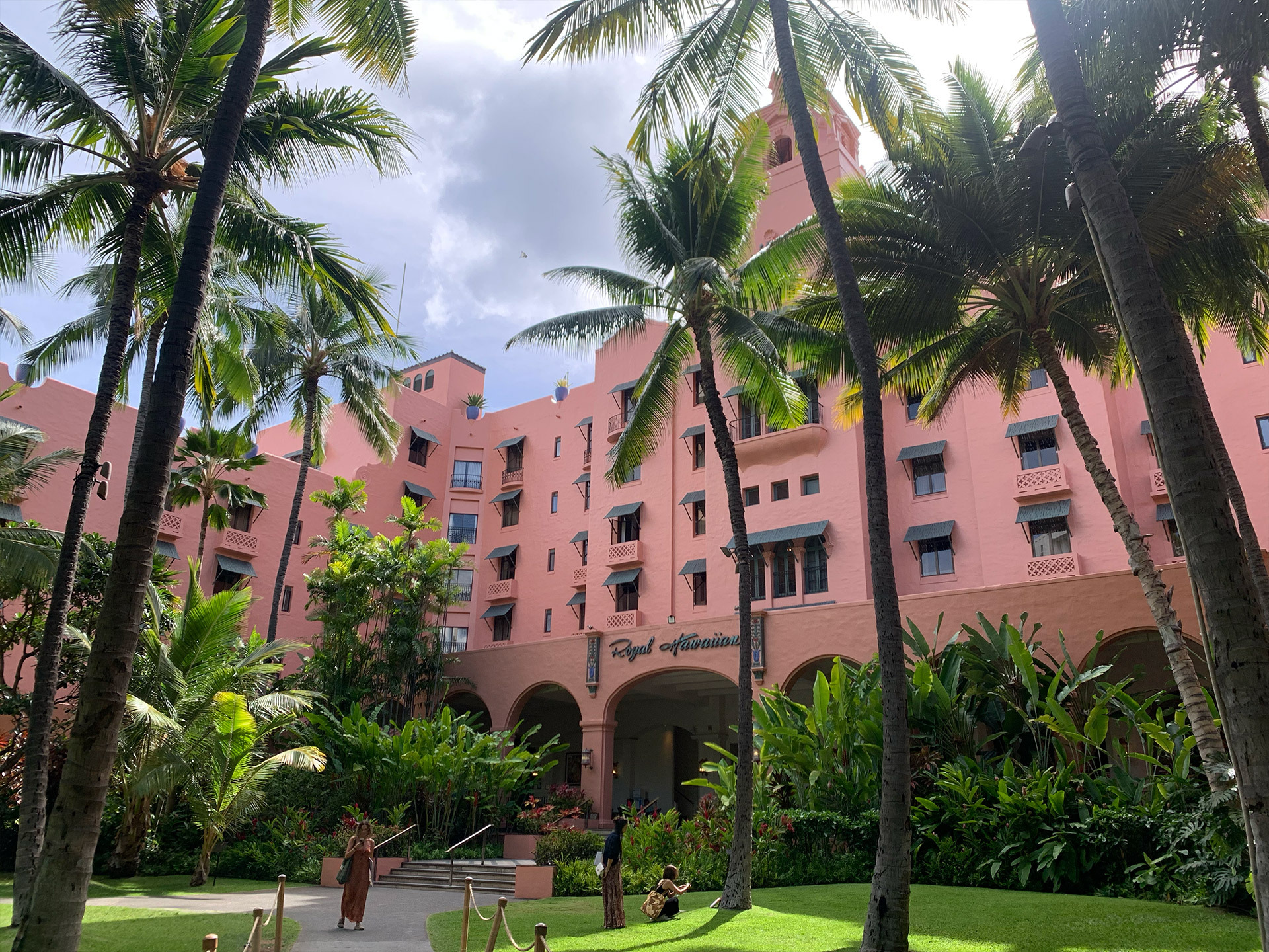 ロイヤル ハワイアン(The Royal Hawaiian, a Luxury Collection Resort, Waikiki)|“ピンクパレス”の愛称で知られる名門ホテル