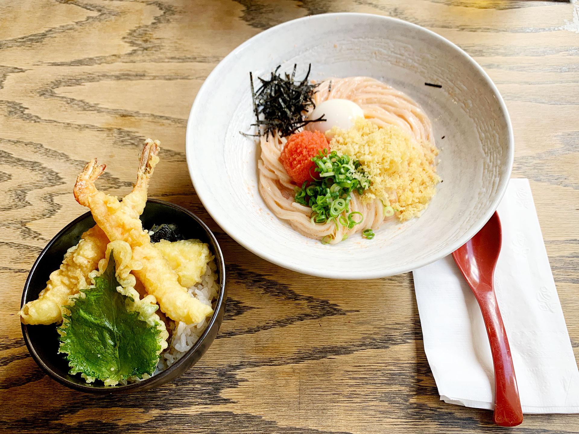 明太子うどん(右)、ミニ天ぷら丼(左)