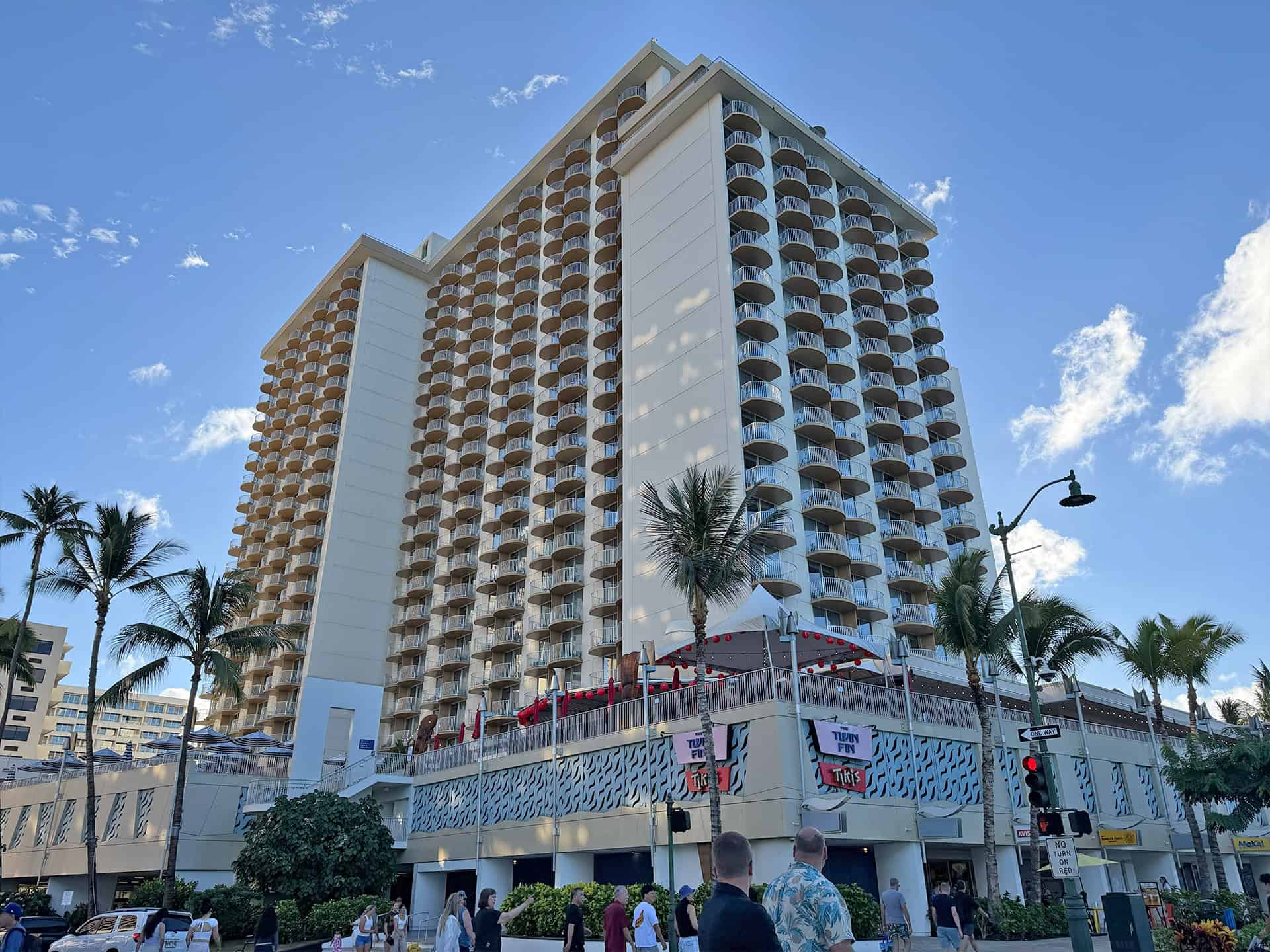 ツインフィン・ワイキキ(The Twin Fin Waikiki)|サーファーに人気のビーチフロントホテル