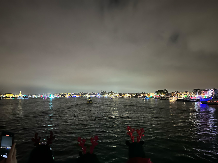 イルミネーションに包まれる湾。正面のボートのデッキから。