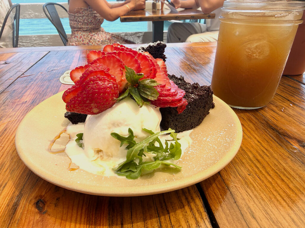 チョコレートケーキとアイスクリーム(grilled chocolate cake)